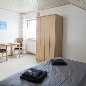 Monteurzimmer: Doppelzimmer 1
Ferienwohnung 2 mit 2 Einzelbetten, die je Bedarf getrennt, oder zusammengestellt werden können.  - Ferienwohnungen Liebl im Altmühltal