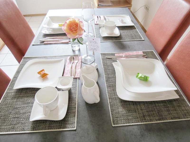 Monteurzimmer: Schönes zueinander passendes Geschirr und Besteck - Ferienwohnungen Liebl im Altmühltal