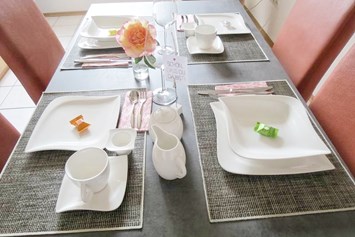 Monteurzimmer: Schönes zueinander passendes Geschirr und Besteck - Ferienwohnungen Liebl im Altmühltal