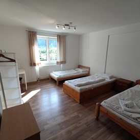Monteurzimmer: Schlafzimmer - Personalhaus mit fünf Schlafzimmern