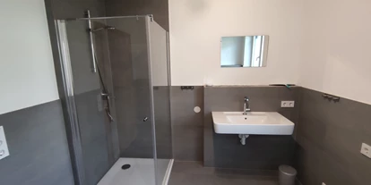 Monteurwohnung - Einzelbetten - Tirol - Badezimmer - Personalhaus mit fünf Schlafzimmern