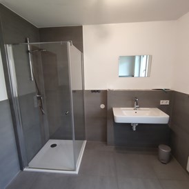 Monteurzimmer: Badezimmer - Personalhaus mit fünf Schlafzimmern