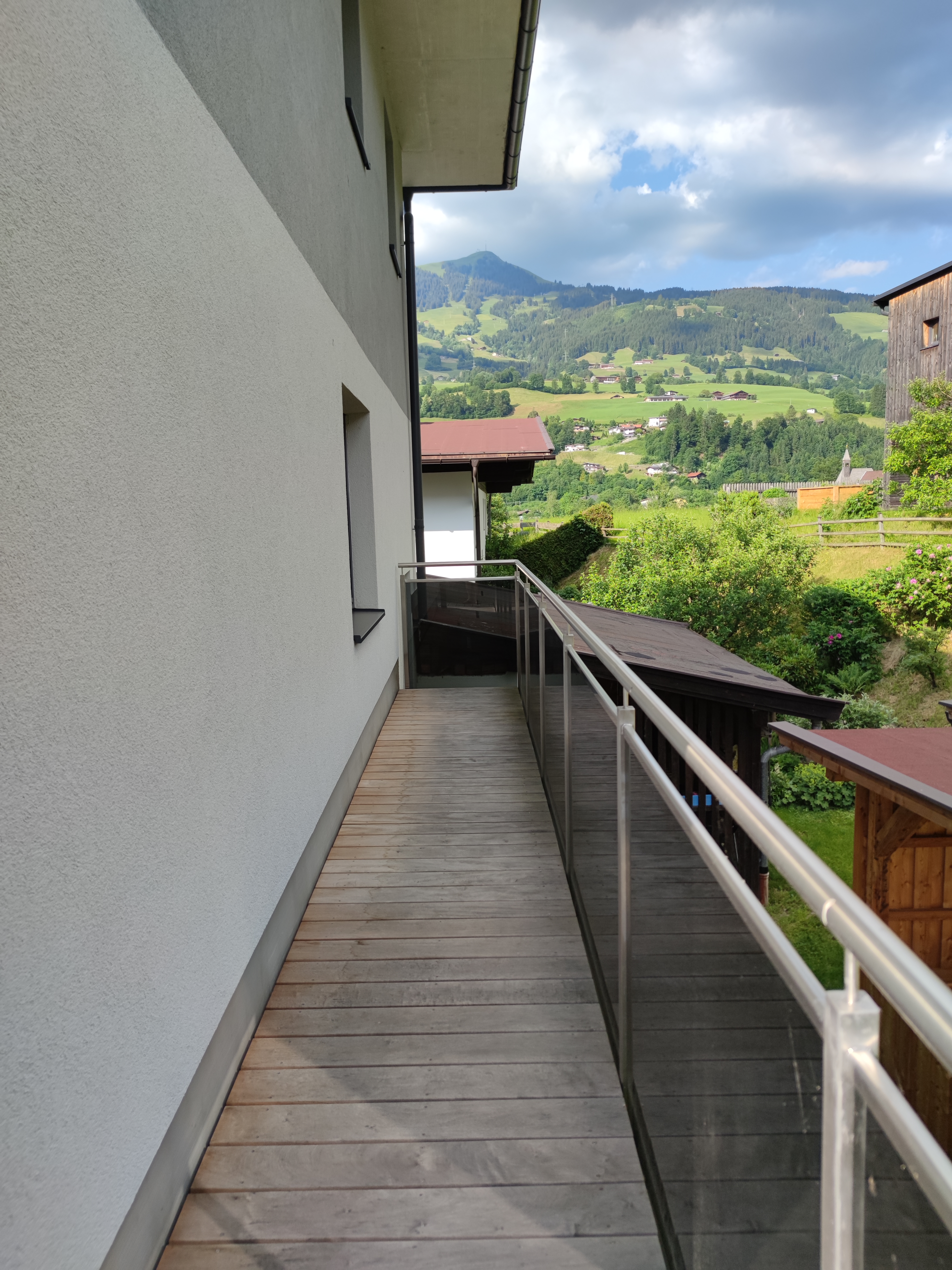 Monteurzimmer: Balkon - Personalhaus mit fünf Schlafzimmern