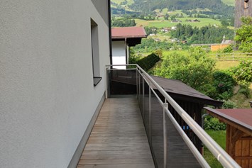 Monteurzimmer: Balkon - Personalhaus mit fünf Schlafzimmern