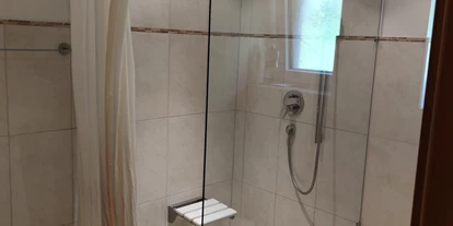 Monteurwohnung - Einzelbetten - Tirol - Badezimmer - Personalhaus mit fünf Schlafzimmern