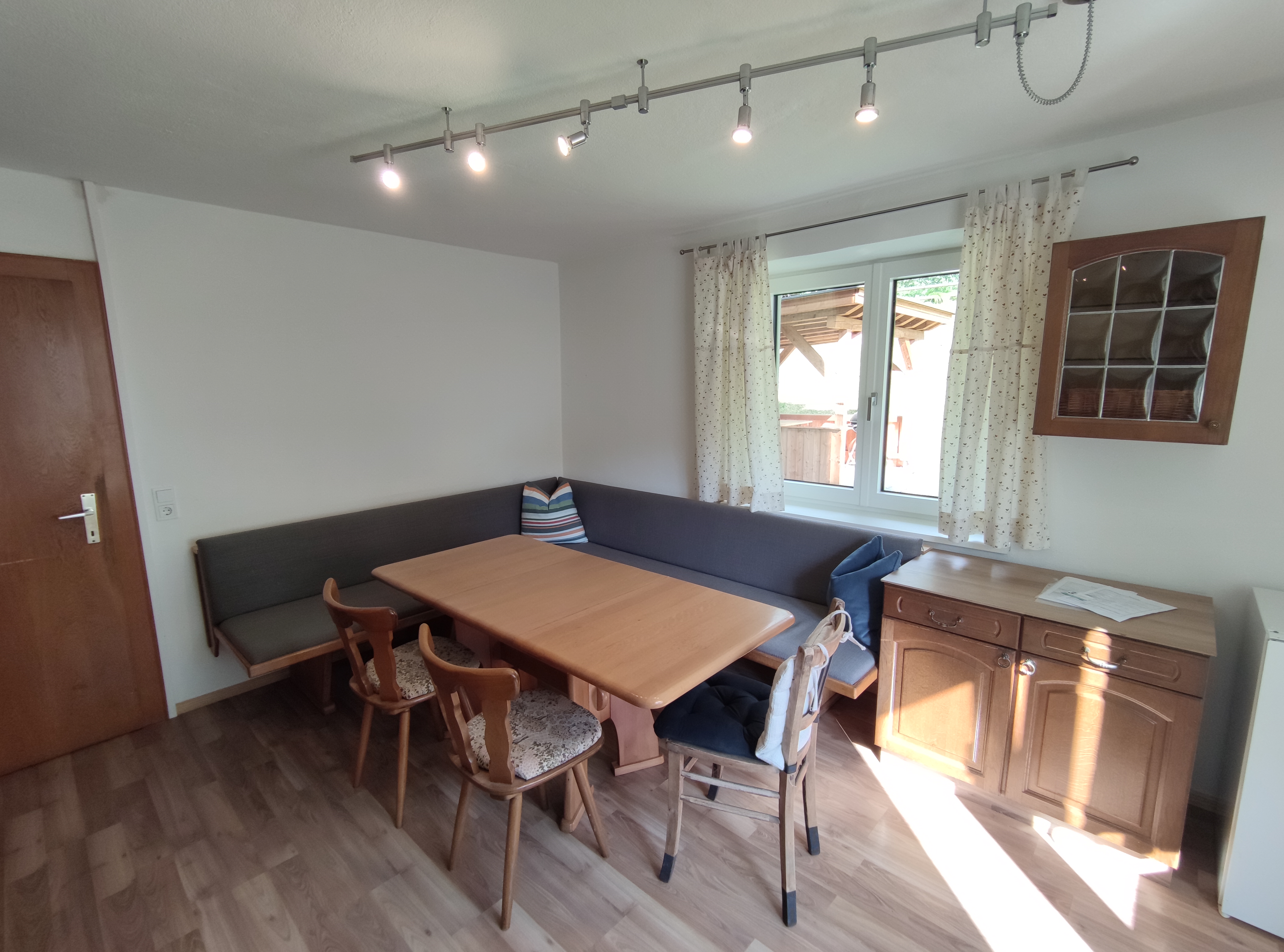 Monteurzimmer: Esszimmer - Personalhaus mit fünf Schlafzimmern