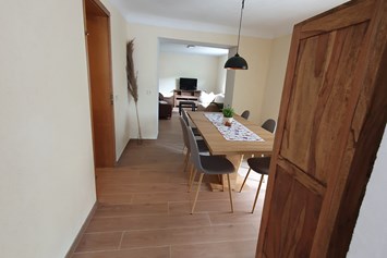 Monteurzimmer: Esszimmer und Wohnzimmer mit Schlafcouch - Gästehaus Meiers
