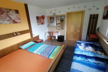 Monteurzimmer: Zimmer mit Balkonzugang, TV, Internet, ect - Schrofelerhof 