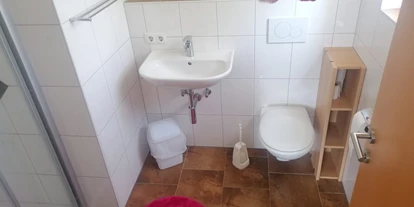 Monteurwohnung - Einzelbetten - Tirol - Bad und WC (2x verfügbar)  - Schrofelerhof