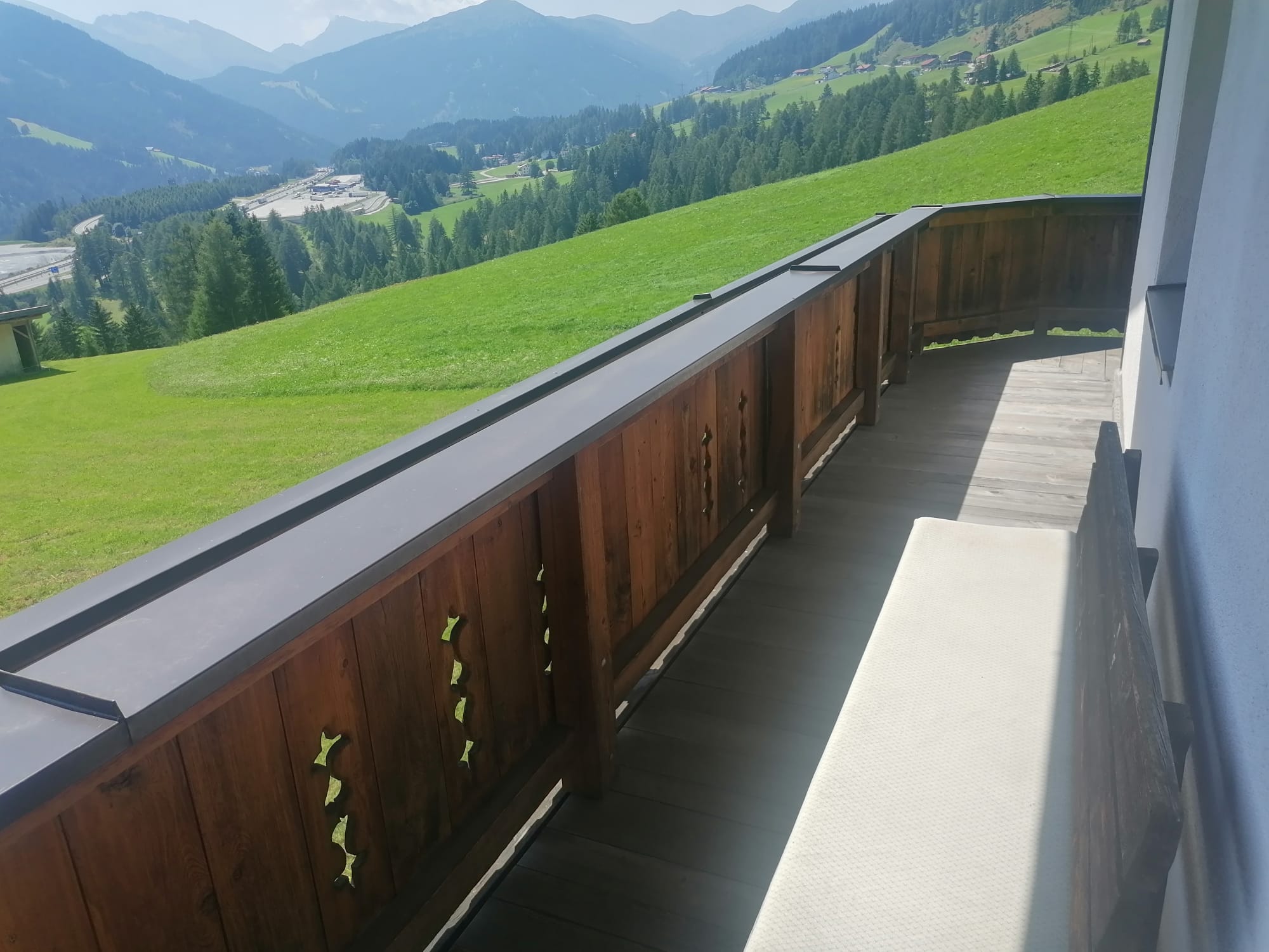 Monteurzimmer: Balkon mit 3x Sitzgelegenheit - Schrofelerhof 
