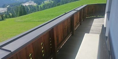 Monteurwohnung - Einzelbetten - Tirol - Balkon mit 3x Sitzgelegenheit - Schrofelerhof