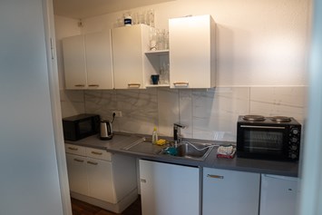 Monteurzimmer: vollausgestattete Küche - McGoodnight - Monteurwohnung Nähe Dresden, ab 13,95€/p.P.