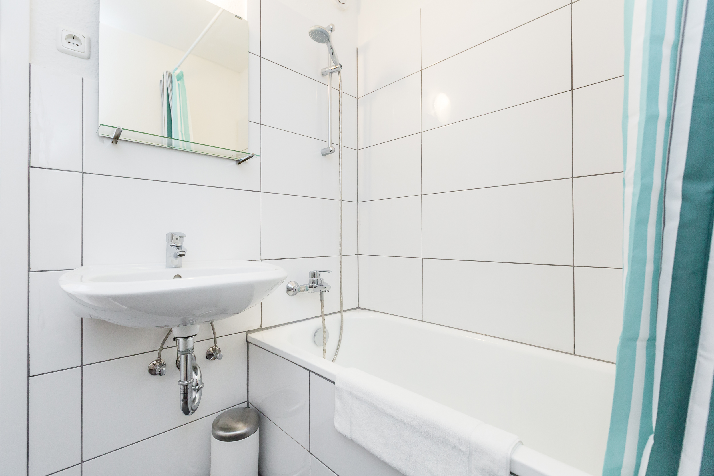 Monteurzimmer: Badezimmer, HomeRent Unterkunft in Dormagen - HomeRent in Dormagen, Monheim, Langenfeld und Grevenbroich