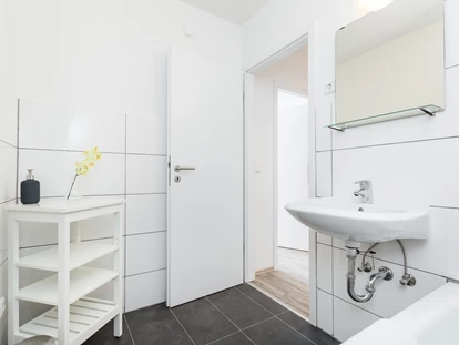 Monteurwohnung - TV - Deutschland - Badezimmer, HomeRent Unterkunft in Dormagen - HomeRent in Dormagen, Monheim, Langenfeld und Grevenbroich