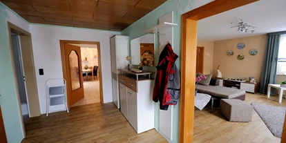 Monteurwohnung - Art der Unterkunft: Ferienwohnung - Erndtebrück - Blick vom Eingangsflur ins Wohnzimmer und Küche,
links Eingangstür Bad - Ferienwohnung Lenk