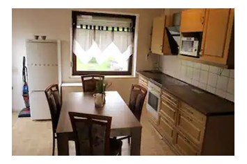 Monteurzimmer: Voll ausgestattete Küche mit Mikrowelle, Spülmaschine, Herd & Backofen, Wasserkocher, Kaffeemaschine, Kühl/Gefrierkombi - Das Dorfkind