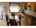 Monteurzimmer: Voll ausgestattete Küche mit Mikrowelle, Spülmaschine, Herd & Backofen, Wasserkocher, Kaffeemaschine, Kühl/Gefrierkombi - Das Dorfkind
