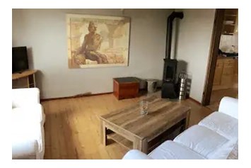 Monteurzimmer: Wohnzimmer 1.OG mit TV und Kamin - Das Dorfkind