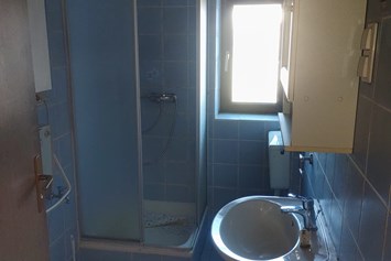 Monteurzimmer: Bad mit Dusche Flur 1.OG - Das Dorfkind