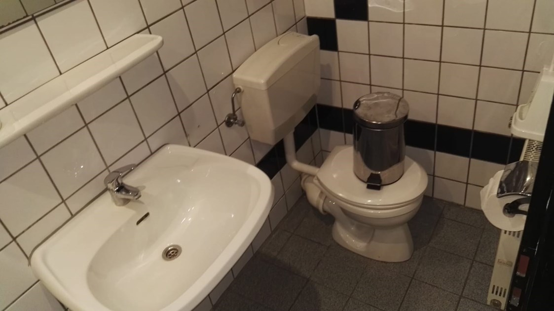 Monteurzimmer: Waschbecken und WC - Monteurzimmer in Hürth zwischen Köln und Bonn