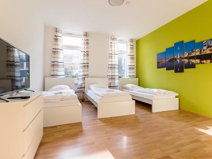 Monteurwohnung - TV - Deutschland - Schlafzimmer, HomeRent Unterkunft in Düsseldorf - HomeRent in Düsseldorf
