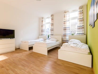 Monteurwohnung - TV - Deutschland - Schlafzimmer, HomeRent Unterkunft in Düsseldorf - HomeRent in Düsseldorf