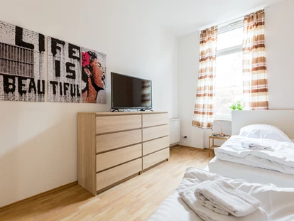 Monteurwohnung - TV - Deutschland - Schlafzimmer, HomeRent Unterkunft in Düsseldorf - HomeRent in Düsseldorf