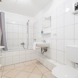Monteurzimmer: Badezimmer, HomeRent Unterkunft in Düsseldorf - HomeRent in Düsseldorf