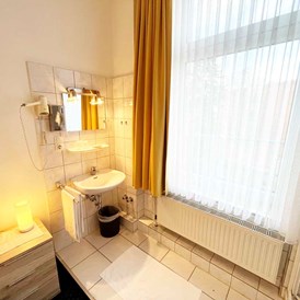Monteurzimmer: Waschbereich, HomeRent Unterkunft in Köln - HomeRent in Köln