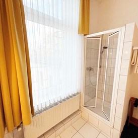 Monteurzimmer: Dusche, HomeRent Unterkunft in Köln - HomeRent in Köln