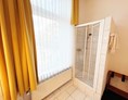 Monteurzimmer: Dusche, HomeRent Unterkunft in Köln - HomeRent in Köln