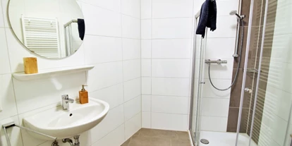 Monteurwohnung - Badezimmer: eigenes Bad - Münsterland - Badezimmer, HomeRent Unterkunft in Bedburg-Hau - HomeRent in Bedburg-Hau bei Kleve
