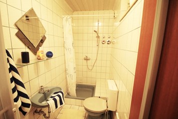 Monteurzimmer: Badezimmer, HomeRent Unterkunft in Bad Endorf - HomeRent in Bad Endorf 