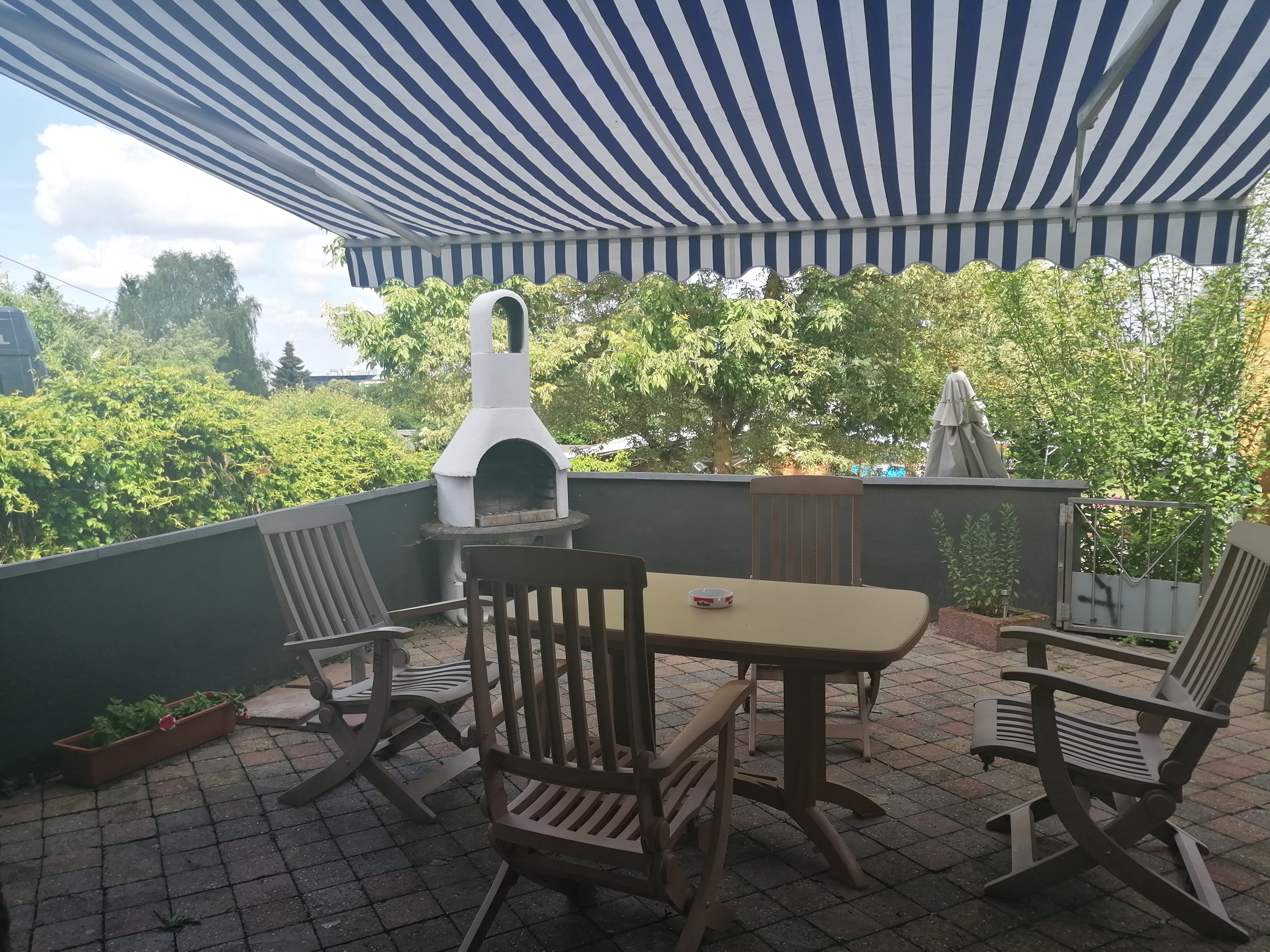 Monteurwohnung - Bettwäsche: Bettwäsche inklusive - Pfalz - Terrasse mit Grill  - Ferienwohnung Mau 