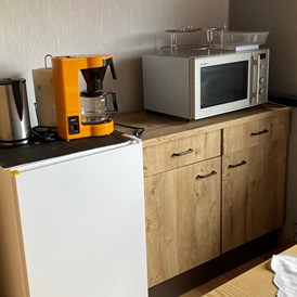 Monteurzimmer: Esszimmer mit Mikrowelle, Kaffeemaschine, Wasserkocher, Kühlschrank usw. vorhanden. - Monteurzimmer in Sassenburg 