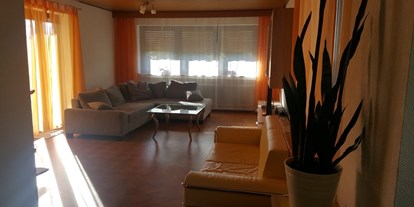 Monteurwohnung - Zimmertyp: Doppelzimmer - Eriskirch - Wohnzimmer - Ferienwohnung Am Tobelbach