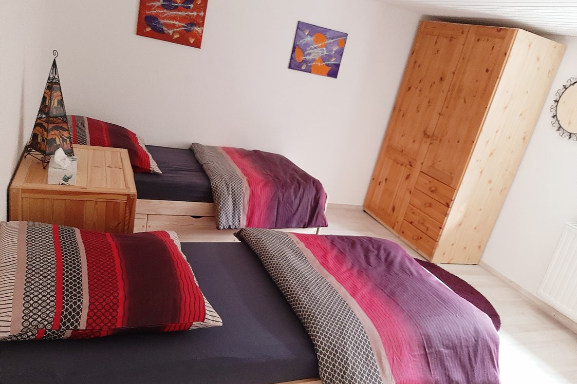Monteurzimmer: 2er Bett Zimmer, einfach ausgestattet inkl. Bettwäsche - Monteurunterkunft für bis zu 5 Personen