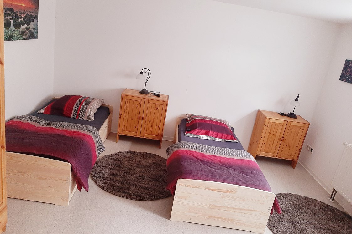 Monteurzimmer: 3er Bett Zimmer, einfach ausgestattet inkl. Bettwäsche - Monteurunterkunft für bis zu 5 Personen