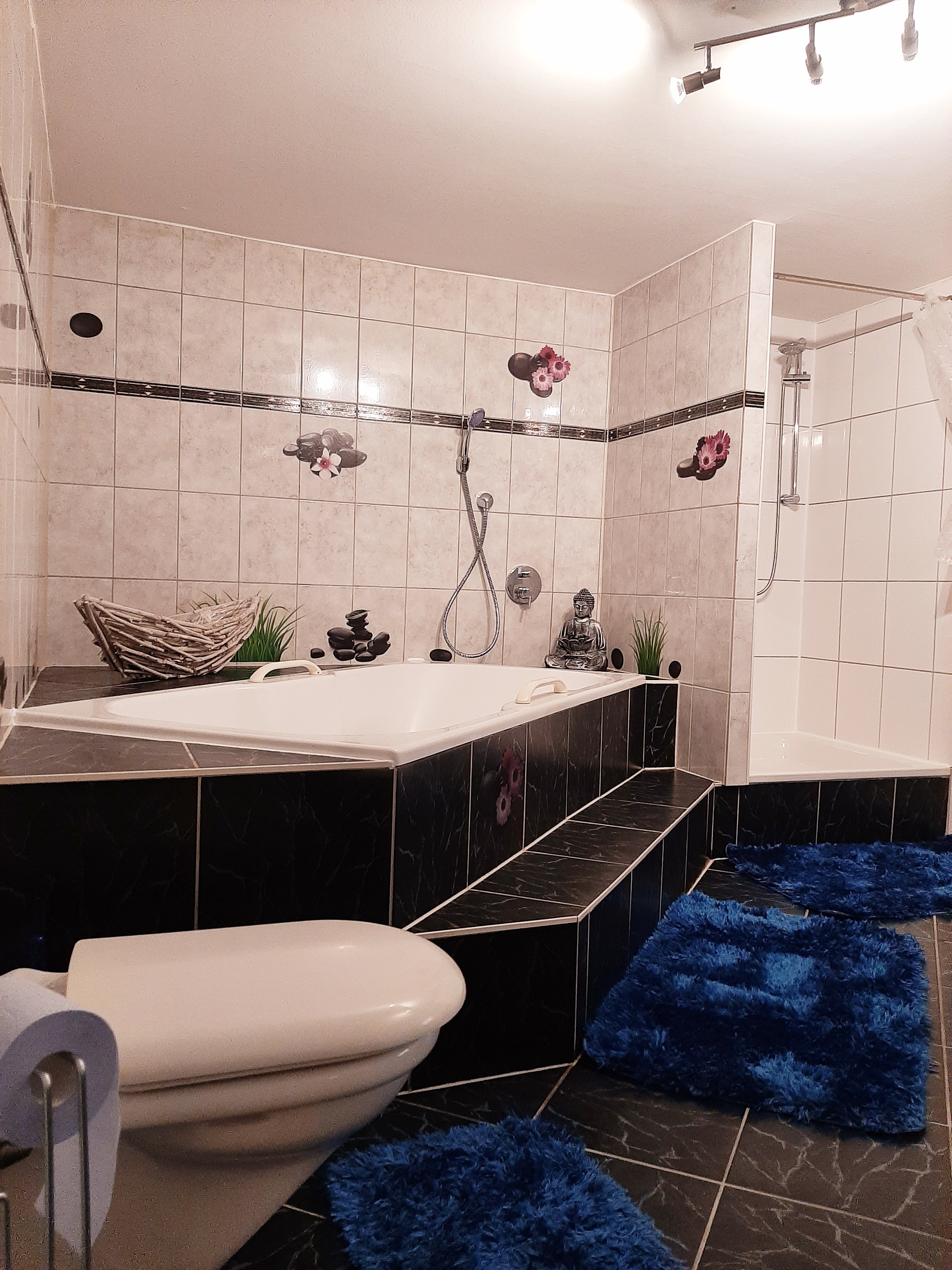 Monteurwohnung - Zimmertyp: Mehrbettzimmer - Hessen - Badezimmer (Tageslicht) mit Dusche und Badewanne, Waschmaschine - Monteurunterkunft für bis zu 5 Personen