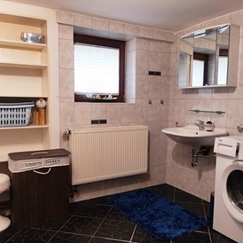 Monteurzimmer: Badezimmer (Tageslicht) mit Dusche und Badewanne, Waschmaschine - Monteurunterkunft für bis zu 5 Personen