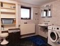 Monteurzimmer: Badezimmer (Tageslicht) mit Dusche und Badewanne, Waschmaschine - Monteurunterkunft für bis zu 5 Personen