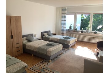 Monteurzimmer: 3 Einzelbettzimmer mit Balkon 
Preis ab 75€ - Eddy  