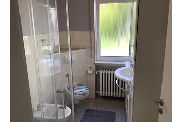 Monteurzimmer: Gemeinsames Bad mit Dusche, Bidet.. - Eddy  