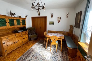 Monteurzimmer: Jagdstube - Wohnzimmer mit großem TV - Martinz & Mitbesitzer Zimmervermietung