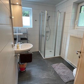 Monteurzimmer: Neues Badezimmer mit WC und Dusche - Martinz & Mitbesitzer Zimmervermietung
