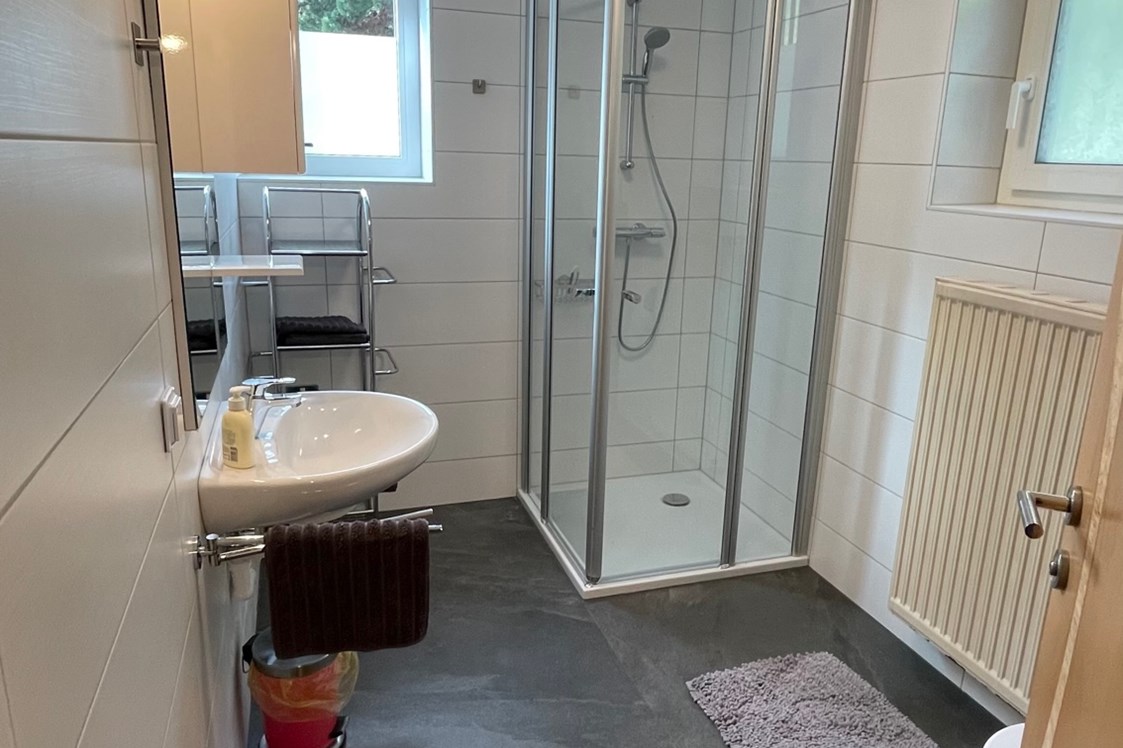 Monteurzimmer: Neues Badezimmer mit WC und Dusche - Martinz & Mitbesitzer Zimmervermietung