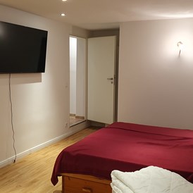 Monteurzimmer: Schlafzimmer ausgestattet mit einem Doppelbett - Appartement 2 in Waldesruh ab 3 Monaten