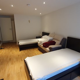 Monteurzimmer: Schlafzimmer ausgestattet mit zwei Einzelbetten - Appartement 2 in Waldesruh ab 3 Monaten