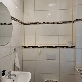Monteurzimmer: zusätzliches WC in Wohnung 2 - Monteurzimmer Burg 