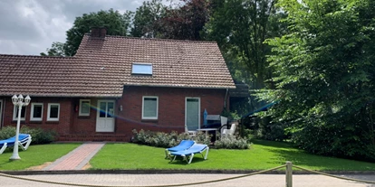 Monteurwohnung - Bettwäsche: Bettwäsche gegen Gebühr - Deutschland - Ansicht Mester Huus mit der Wohnung Andy Nordsee im Erdgeschoss (rechte Seite). - ANDY NORDSEE: 2 Schlafzimmerwohnung im Urlaubsparadies